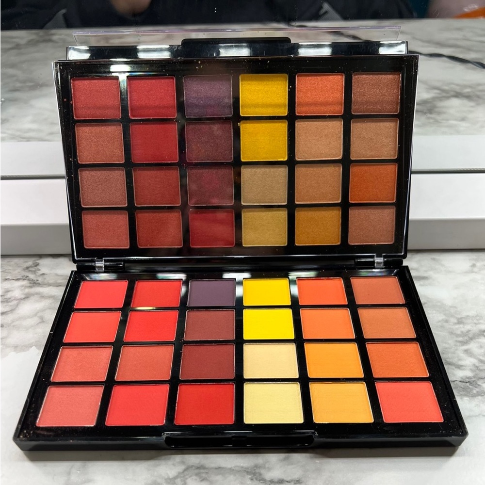 Makeup Revolution Colourbook 03 Pallet - Picture 1 of 3
